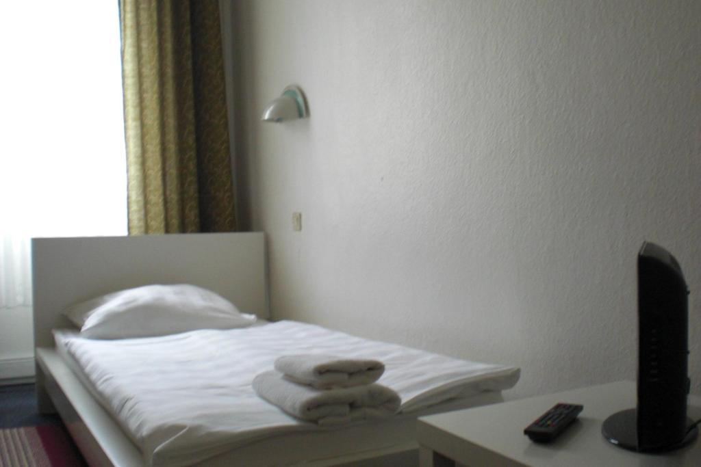 Hotel Komet Dusseldorf Room photo