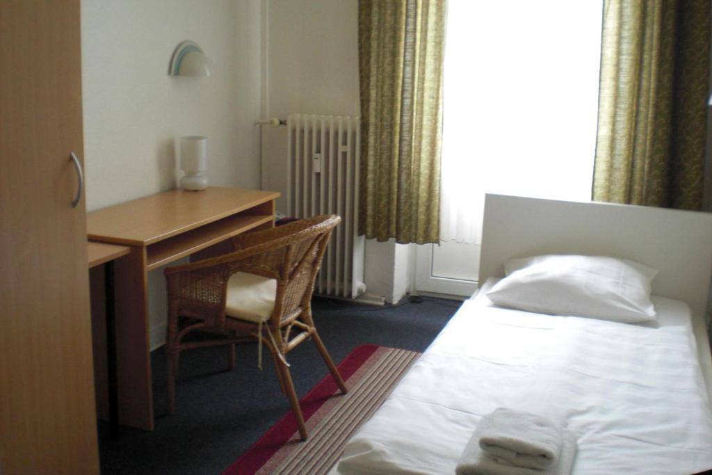 Hotel Komet Dusseldorf Room photo